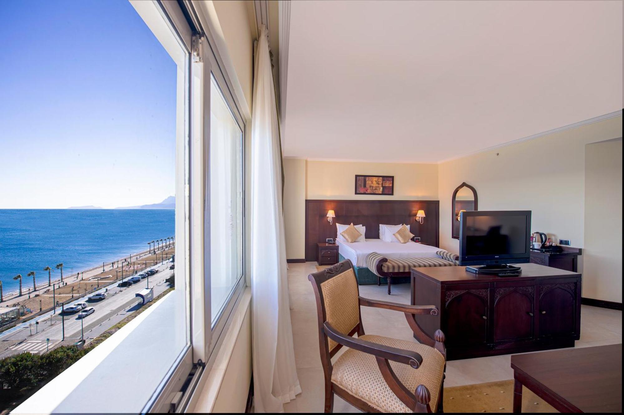 Junior Suite mit 1 Kingsize-Bett und seitlichem Meerblick