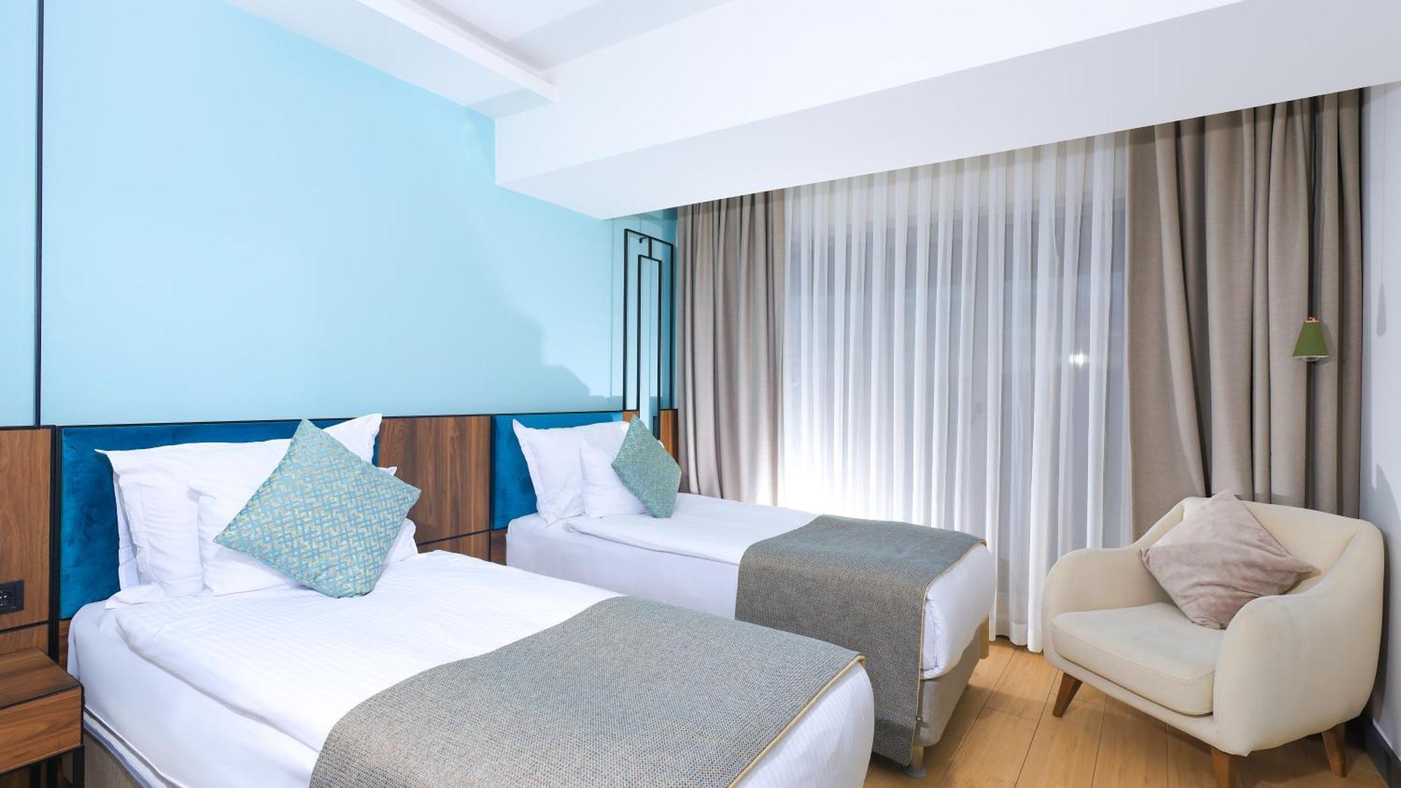 Zweibettzimmer mit Poolblick